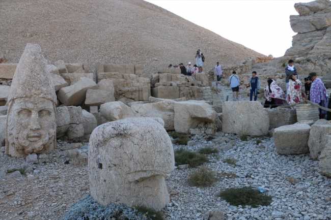 Turistler güneşin doğuşunu Nemrut Dağı'ndan izledi